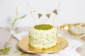 Wimpelkette geburtstag torte unique individuell verzierte teil von wimpelkette kuchen vorlage zum ausdrucken. Kleine Pastellgrune Pistazien Torte Mit Weisser Schokolade Und Diy Wimpelkette Als Caketopper Feiertaglich Das Schone Leben