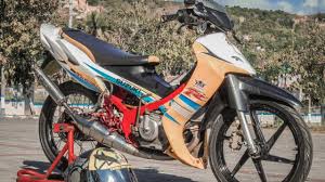 Motor 2 tak lansiran tahun 2003 ini telah dilakukan modifikasi diantaranya yakni body restorasi total + striping body yang memakai striping ori punya sijuki. Satria 2tak Lumba Modif Hiu Satria Hiu Road Race Style Cinematic Video Review Youtube