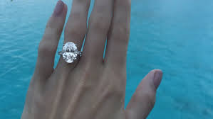 As beautiful as caroline's engagement ring is, we can't help but notice a similarity. Millioner Pa Fingeren Wozniackis Ring Er Sa Dyr Af En Grund Ekstra Bladet