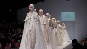 Warna pink dan hijau neon, misalnya, menjadi warna yang dipakai dalam desain baju maupun aksesorisnya. Anniesa Hasibuan Pamerkan Sasikirana Di Jfw 2016