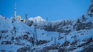 Auf der schwägalp ar ist ein hotel von einer lawine erfasst worden. Stillstand Einen Monat Nach Der Lawine Die Gespenstische Ruhe Am Santis