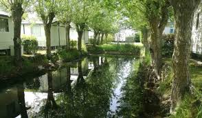 Pouvant accueillir jusqu'à 450 personnes en cocktail, les 5 salons (modulables en 11 salles grâce à des parois mobiles), aménagés de manière luxueuse et raffinée sont répartis autour. Domaine Le Jardin Du Marais 4 Etoiles Le Perrier Toocamp