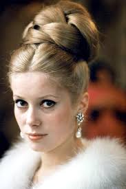 A style icon through the years. Catherine Deneuve November 1963 Dies War Der Hohepunkt Der Haarmode Catherine Deneuve Der Dies Haarmode Hohe Frisuren Haar Styling Vintage Frisuren