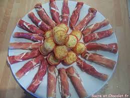 Roulade de jambon assez garni en entrée froide et petit pâté accompagné d'une sauce blanche et garni de fromage vert en entrée chaude, reo no masaka natolotray niaraka tam chef #andriantsara. Les Meilleures Recettes De Roulade Et Jambon