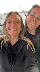 Ostentando mi hermosa orquídea 🤍 a la que cada día le hablo y saludo al  grito de: “¡Hola, hija!”. Te amo plantita compañera de días de trabajo y  horas en casa 🌈🌿