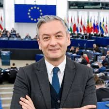 Az ügy előzménye, hogy a belarusz hatóságok vasárnap terrorveszélyre hivatkozva azonnali leszállásra kényszerítettek egy athénból. Robert Biedron On Twitter European Parliament Has Passed The Resolution On Belarus We Highligh Our Appreciation For The Brave Women Of Belarus Led By Sviatlana Tsikhanouskaya Veranika Tsapkala And Maria Kalesnikava And
