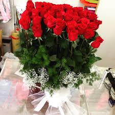 Tuttavia non mancarono quelli che, per lungo tempo, ornarono il suo sepolcro con fiori di primavera e fiori d'estate, e che esposero sui rostri ora suoi ritratti con la pretesta addosso, ora degli. Anniversario Di Matrimonio Rubino Quali Fiori Regalare