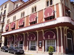 Elegancki hotel balneari broquetas jest położony w pięknym, ozdobnym ogrodzie obok fontanny fuente del león i łaźni rzymskich. Balneari Broquetas Viquipedia L Enciclopedia Lliure