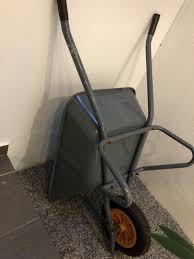 Dianggarkan seorang pekerja boleh memunggah sebanyak 1910 kg sehari jika. Kereta Sorong Wheelbarrow Home Furniture Gardening On Carousell