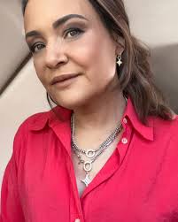 Embracing my 'bright winter' colour palette, thanks to  @howtonothateyourclothes ❤️❤️❤️ Shirt is from @withnothingunderneath,  trousers are @weartwo_london (because why wear anything else when nothing  is as smart and comfortable) and the gorgeous