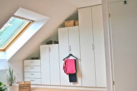 Weisser Schrank Nach Mass Mit Stufiger Schrage Ankleidezimmer Ikea Dachschrage In 2020 Kleiderschrank Fur Dachschrage Schrank Dachschrage Moderne Kleine Bader