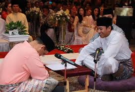 Fasha yang anggun dalam persalinan berona putih sentuhan pereka fesyen. Majlis Pernikahan Jejai Fasha Sandha Page 2 Carigold Forum