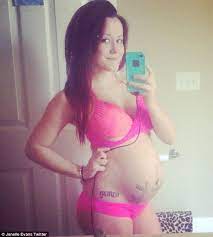 Heavily Pregnant Jenelle Evans Reveals Badly Sunburnt Belly During Family Day At The Beach Daily Mail Online