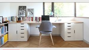 Un Bureau Fait De 2 Caissons A Tiroir Alex Et De 2 Meubles De Rangement Alex D Ikea Deco Bureau Idee Bureau Caisson A Tiroirs
