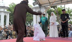 As the taliban refuse to rule out barbaric punishments including stonings, amputations and public executions, we consider the meaning of sharia law internationally and in afghanistan. Horrifying Moment Woman Is Lashed Under Sharia Law For Speaking To Man Not Her Husband World News Express Co Uk