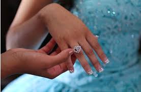 ¿qué mano es la correcta? 10 Anillos De Quinceanera Eso Te Hara Brillar