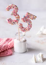Gerne bringe ich ihnen ihre fototorte auch in. Diy Zwei Cake Topper Ganz Einfach Selber Machen Emma S Lieblingsstucke