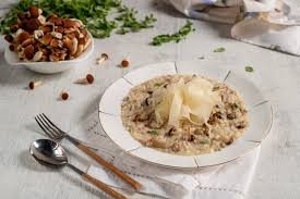 In realtà questa ricetta la potremmo preparare anche soffriggendo prima la salsiccia e poi in un'altra padella i funghi e unirli poi al risotto solo a metà cottura. Risotto Ai Funghi Con Salsiccia E Raspadura Voglia Di Riso