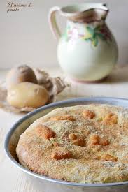 Le patate a sfincione sono un contorno siciliano davvero ricco di sapore, il cui nome deriva dallo sfincione (appunto) a cui si ispira per gli ingredienti della farcitura, sostituendo la base di focaccia. Sfincione Di Patate Siciliano Una Siciliana In Cucina