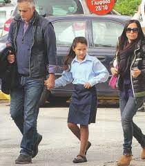 Η βάσω γουλιελμάκη (θεσσαλονίκη 27 φεβρουαρίου 1970) είναι ελληνίδα ηθοποιός. Swkraths Alafoyzos Basw Goylielmakh 3ana Mazi Gia Xarh Ths Korhs Toys