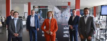 2004 yildan beri dreyer turmushga chiqdi klaus jensen, o'rtoq spd siyosatchi va sobiq shahar hokimi ning trier uch yil oldin beva. Texdata International Prime Minister Mrs Malu Dreyer Visits Pfaff