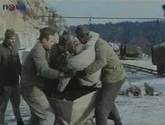 „černí byli podle barvy nárameníků, „baroni pak podle toho, že jako jediní tehdejší vojáci prezenční služby měli peníze, neboť část mzdy za pracovní výkony dostávali v hotovosti. Cerni Baroni Zizka S Kulometem Filmova Mista Cz