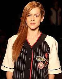 Sophia abrahão já havia feito alguns trabalhos na tv, mas foi alçada à fama em 2011, aos 19 anos, quando interpretou a patricinha alice albuquerque na novela rebelde, da tv record. Sophia Abrahao Wikipedia