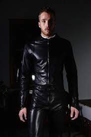 streamline leather suit black mannenmode mannen in leer mannen