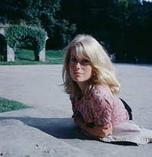 Celui qui ne peut faire usage ni de ses jambes ni de ses cuisses pour marcher. France Dimanche Catherine Deneuve Cul De Jatte Le Recit De Sa Terrible Operation Interview Je Continuerai Malgre Tout A Incarner L Elegance A La Francaise Bretzel Liquide Humour Noir Et Photos