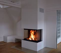 Moderner Heizkamin Mit 3 Seitiger Verglasung Und Anschliessender Gemauerter Kamin Kamin Wohnzimmer Heizkamin