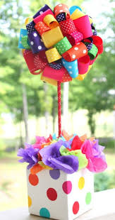 Aprende A Hacer Un Topiario Con Rulos De Cintas Ribbon Topiary Party Decorations Baby Party