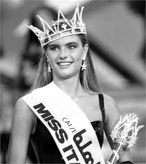 Martina colombari è una modella e attrice italiana nata nel 1975. Buon Compleanno Martina Colombari Vogue Italia