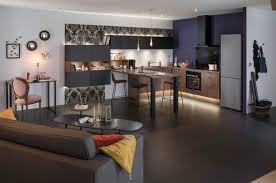 belle cuisine de caractere grace a l association du noir mat et du bois noyer l eclairage souligne l ambiance or cuisine moderne cuisine noire cuisines design