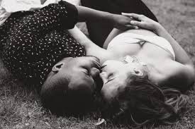 Qui ne rêverait pas de faire l'amour au bord de la mer, en écoutant le doux bruit des vagues… pas étonnant que faire l'amour à la plage soit l'un des plus grands fantasme des français. Faire L Amour A La Plage Vous Tente Beaucoup Apres Avoir Lu Ceci Vous Verrez Les Choses Autrement