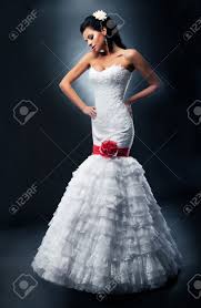 Check spelling or type a new query. Schone Braut Brunette Mode Modell In Braut Weisses Kleid Mit Roten Band Und Bogen Lizenzfreie Fotos Bilder Und Stock Fotografie Image 11927902