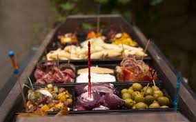 Het bestaat uit licht eten, zoals een salade, een sandwich of tapas. Viva Espana 5x Het Lekkerste Spaanse Eten In De Stad
