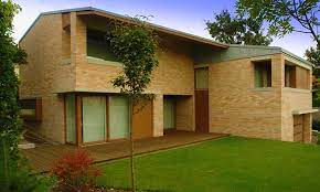 Hétéves kora körül szülei elváltak, így egészségügyben dolgozó édesanyja egyedül nevelte fel testvérével. Elit Hazak Mindegyik Dijat Kapott Az Egyik Egy Teves Hiressege