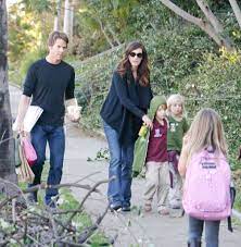 The teenager had her purple carpet debut as she stepped out with cinematographer dad daniel moder for the premiere of flag day on the cannes movie pageant on saturday. Das Ist Julia Roberts Geheimnis Bei Der Kindererziehung Promiflash De