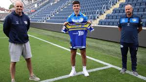 That this house congratulates england and leeds rhinos' captain kevin sinfield for receiving an mbe in the queen's birthday honours for services to rugby . Kevin Sinfield S Son Jack Signs First Professional Contract With Leeds Loverugbyleague