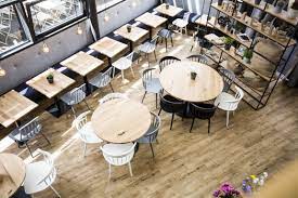 bellevue cafe restaurant bar interior design studio yaya jacob mayer voigt sitzbereich regal cafe interieur cafe design bar innenausstattung