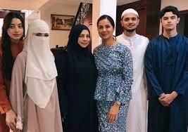 Pekerja neelofa dedah sikap sebenar neelofa. Gambar Lama Pu Riz Tersebar Semula Ini Komen Netizen Tentang Adik Beradik Neelofa Mykmu Net