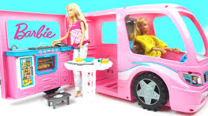 ألعاب بنات سيارة باربي للتخييم مع طاولة و مطبخ و رحلة صغيرة Barbie Camper Truck Youtube