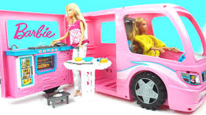 ألعاب بنات سيارة باربي للتخييم مع طاولة و مطبخ و رحلة صغيرة
