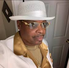 Hello beautiful lovers of the hummingbirds. Please give me a warm welcome  with 100 hellos