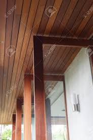 Diseño de techos interiores de casas. Casa De Decoracion De Diseno De Interiores Con Techo Colgante De Tablon De Madera Fotos Retratos Imagenes Y Fotografia De Archivo Libres De Derecho Image 79590775