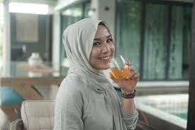 Kalau bulan seploh tahun lepas aku tulis tentang 4 kategori obses kecantikan, bulan seploh tahun ni aku nak tulis pulak pasal produk yang ramai orang ambil untuk cantik.terdetik nak menulis pasal ni sebab tengok keghairahan ramai dealer yang menjual vitamin cantik ni kat fesbuk.ekeke. Ini Rupanya Rahsia Kulit Secantik Diva