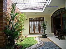 Desain taman dalam rumah dengan ruangan kaca. Desain Rumah Dengan Taman Di Tengah Rumah Destaman