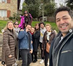 Dokuz eylül üniversitesi güzel sanatlar fakültesi tiyatro bölümünden 1995 yılında mezun oldu. L2 Y I2g1nl Tm