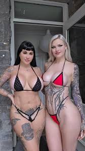 Blondes or brunettes? With @saffronxxrose