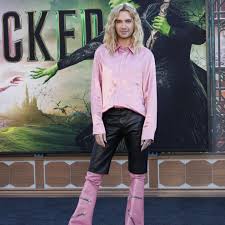 Awenlis age she is stunning and we cuddle, kiss and she